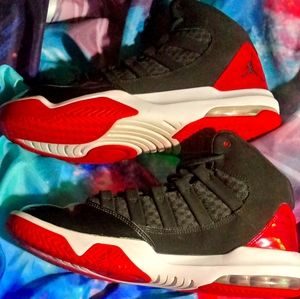 **L@@K**
JORDAN MAX AURA BLACK AND RED